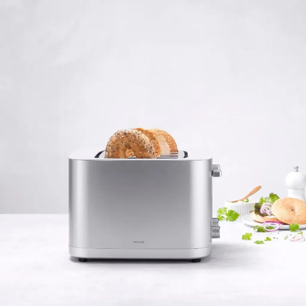 https://www.tafelberg.co.za/stores/za.co.storefront7.tafelberg/products/zw-53008-001-0/pictures/zwilling-enfinigy-2-slice-toaster-lifestyle_7b8y.jpg?width=1026&height=1026